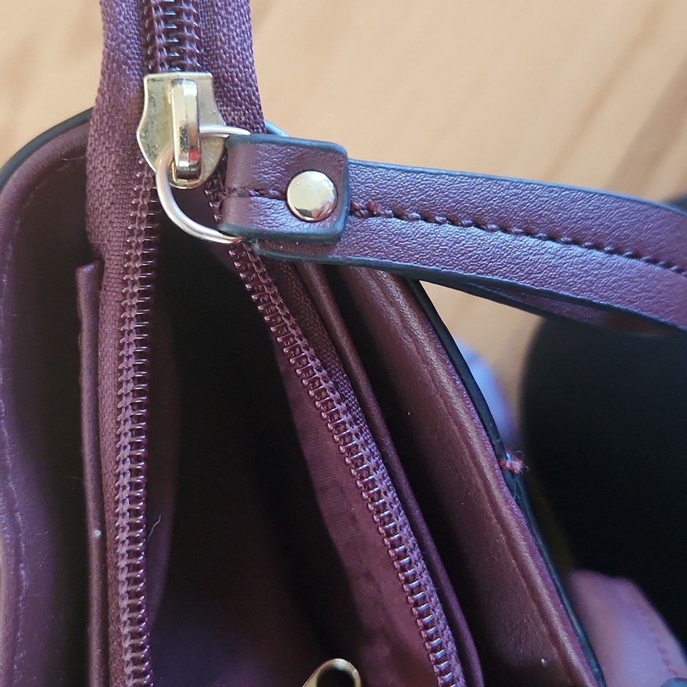 Elegant WineTote with Bow Detail - Picture 7 of 17